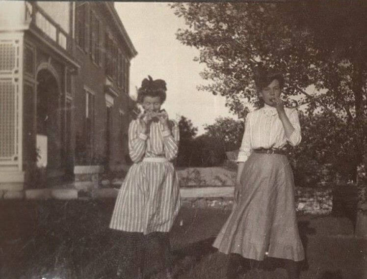 1900 Chesterwood with children enjoying ice cream